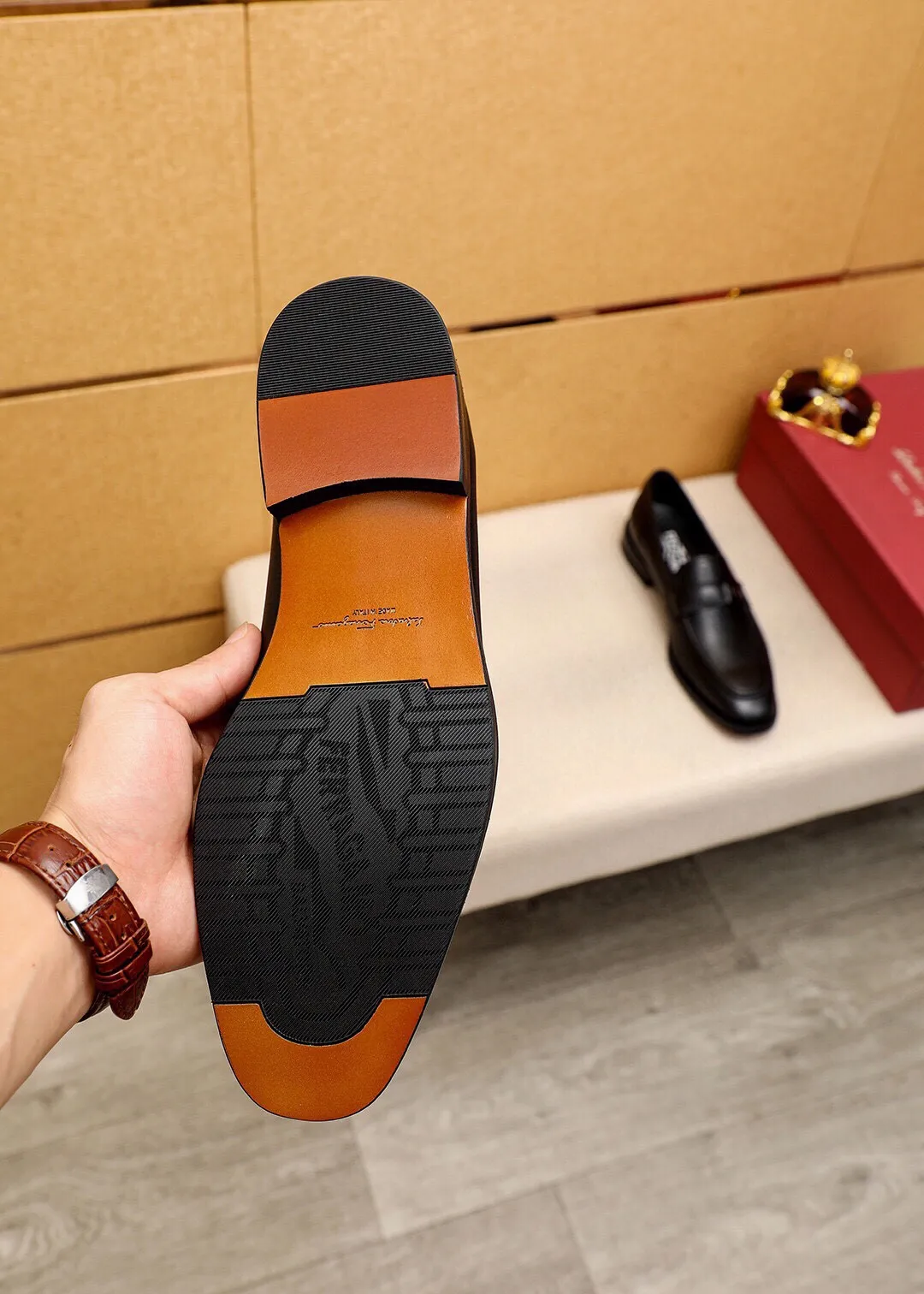 Men's shoes 💰400 💐 Product trademark: Ferragamo "Ferragamo" casual leather shoes Regular size: 39-44 (38.45.46🉑️customized) Product materials: Selected imported calfskin upper + classic hardware buckle, imported pig leather lining. Strong three-dimensional visual effect, non-slip and wear-resistant combination outsole Color: 1⃣️color optional